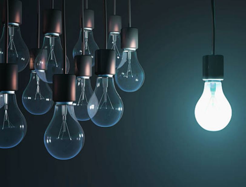 a picture of light bulbs with one bulb illuminated